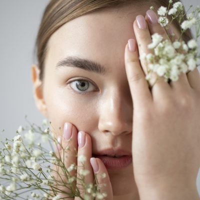 retrato-de-mujer-hermosa-con-piel-clara-posando-con-flores-de-aliento-de-bebe
